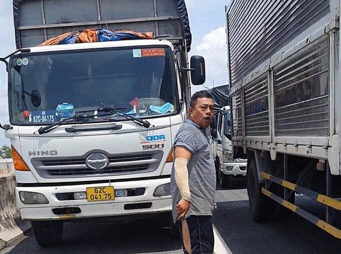 Tài xế xe tải nhìn thấy bệnh nhi 6 tháng tuổi đang được mẹ bế nằm trên băng ca thì mới bỏ đi về xe tải và cất con dao