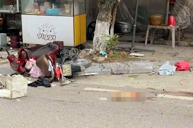 Hiện trường vụ tai nạn gần cầu Hòa Bình làm một phụ nữ trung niên tử vong tại chỗ. Ảnh VOV