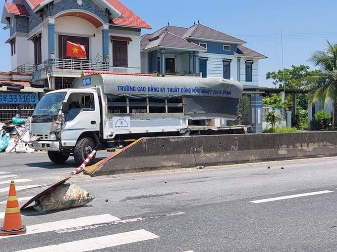 Cú va chạm mạnh khiến 4 thầy trò trên xe tập lái bị thương