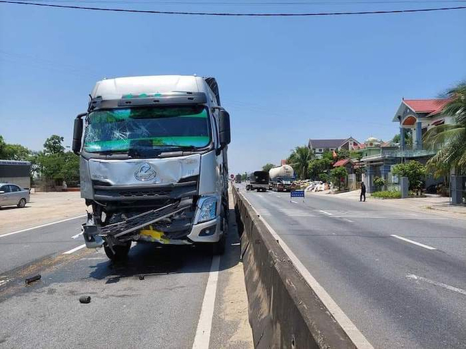 Phần đầu xe tải bị hư hại