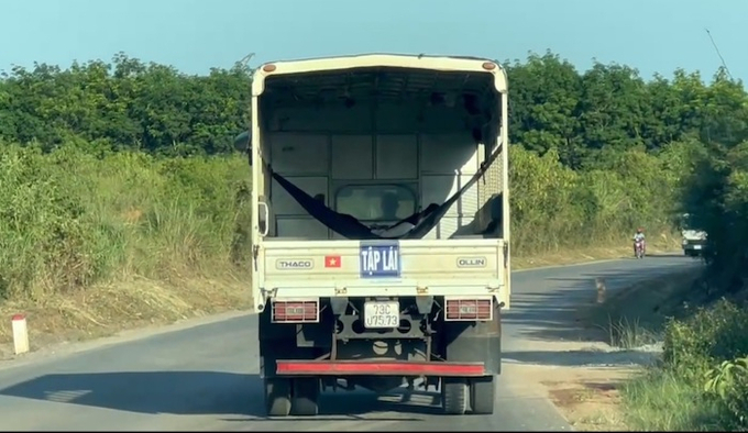 Học viên mắc võng ngủ ở xe tập lái gây phản cảm và mất an toàn giao thông.