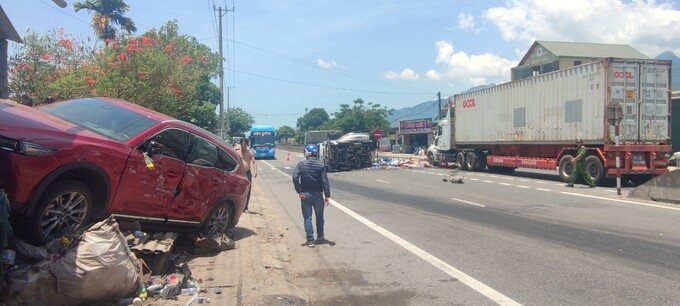 Xe ô tô con hiệu mazda, mang biển số 15A 566.70 đâm vào nhà dân. Ảnh: Công Thanh.