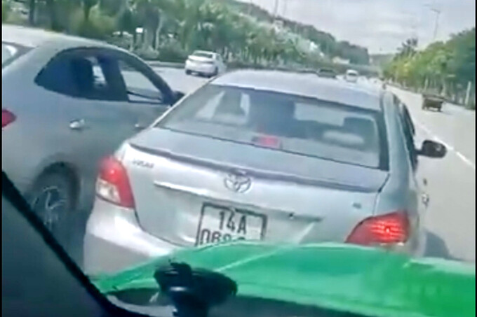 3 xe ô tô dàn hàng ngang chặn đầu một xe taxi. Ảnh cắt từ clip.