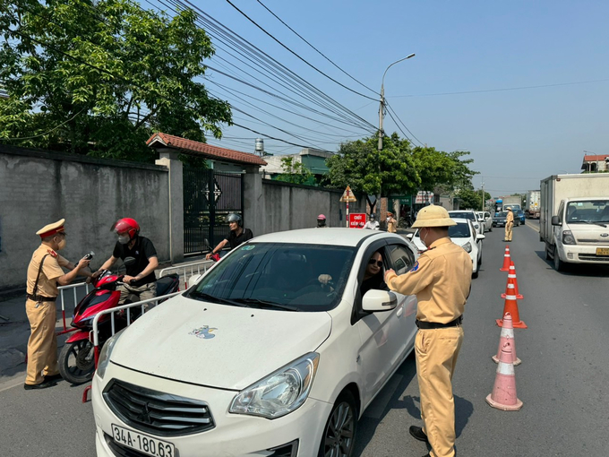 Kiểm tra nồng độ cồn của lái xe đến TP Hạ Long. Ảnh: Lê Dũng