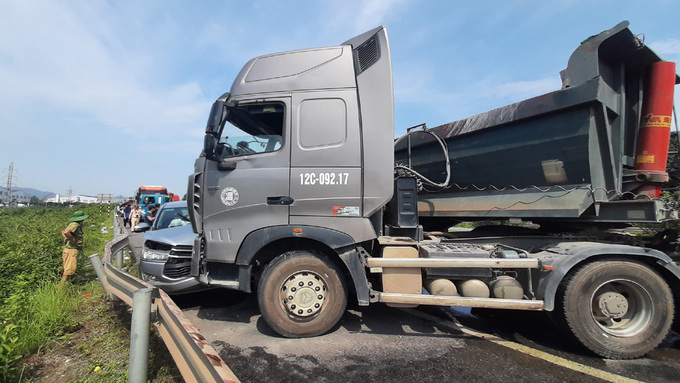 Vụ tai nạn khiến đoạn cao tốc Hà Nội - Bắc Giang bị ùn tắc.