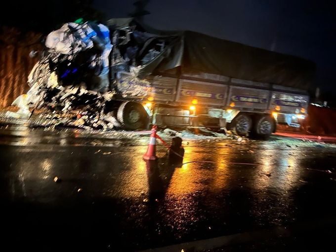 Xe ô tô tải hư hỏng nặng.