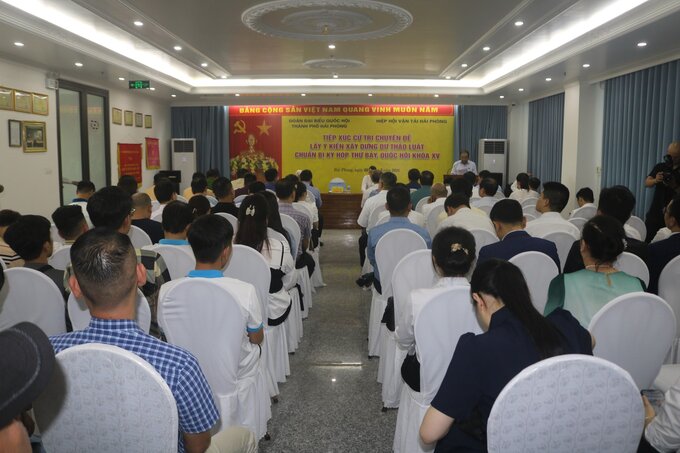 Đại diện các doanh nghiệp vận tải tham dự và phát biểu ý kiến tại buổi tiếp xúc. Ảnh: Đinh Huyền