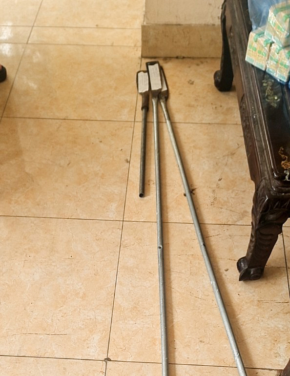 Lực lượng chức năng thu giữ được hung khí nhóm thanh thiếu niên mang theo.