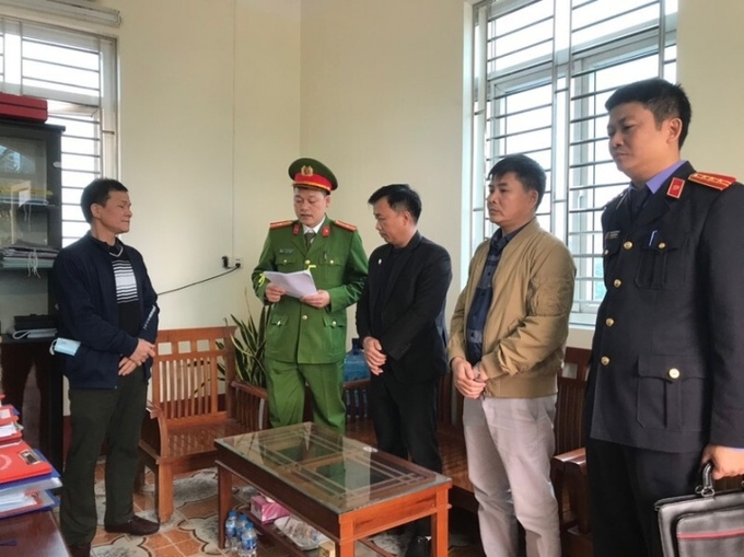 Nguyễn Mạnh Tuân (ngoài cùng bên trái) bị Công an Bắc Giang bắt giữ.