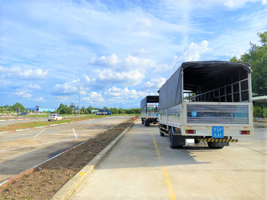 Cho phép các cơ sở đào tạo được hợp đồng sử dụng sân tập lái, xe tập lái và giáo viên của cơ sở khác dù điều kiện để phục vụ cho đào tạo