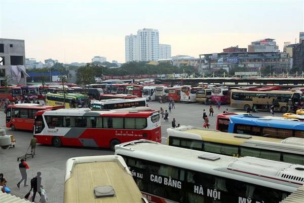 Tại khu vực Bến xe khách Mỹ Đình thường diễn ra tình trạng xe khách sau khi xuất bến chạy chậm, dừng đỗ, đón khách và bốc xếp hàng hóa sai quy định