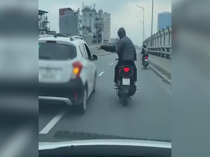 Video ghi lại cảnh 2 thanh niên liên tục tạt đầu ô tô và chửi bới tài xế (Ảnh chụp màn hình).