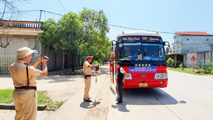 Công an huyện Lục Nam kiểm tra lái xe chấp hành quy định về an toàn giao thông