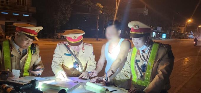CSGT tiến hành lập biên bản về các hành vi vi phạm của ông C
