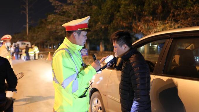 Cán bộ cảnh sát giao thông, Công an huyện Yên Dũng kiểm tra nồng độ cồn người điều khiển phương tiện giao thông trên quốc lộ 17