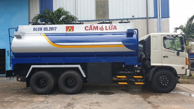 Người vận tải hàng hoá nguy hiểm nộp 1 bộ hồ sơ đề nghị cấp Giấy phép vận chuyển hàng hoá nguy hiểm theo quy định đến cơ quan cấp Giấy phép vận chuyển hàng hóa nguy hiểm