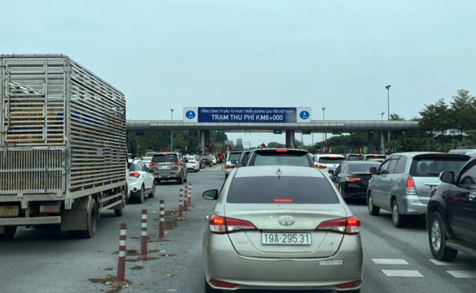 Ùn tắc tại trạm thu phí Km 6+000 cao tốc Pháp Vân - Cầu Giẽ ngày 2/2 | Ảnh: CTV