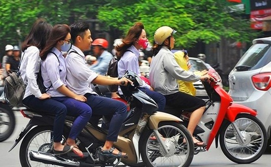 Người đủ 18 tuổi trở lên được lái xe mô tô hai bánh, xe mô tô ba bánh có dung tích xi-lanh từ 50 cm3 trở lên và các loại xe có kết cấu tương tự