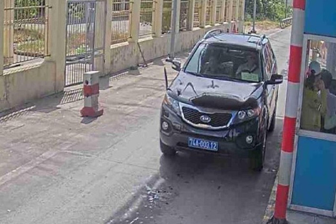 Xe biển xanh dừng tại trạm thu phí