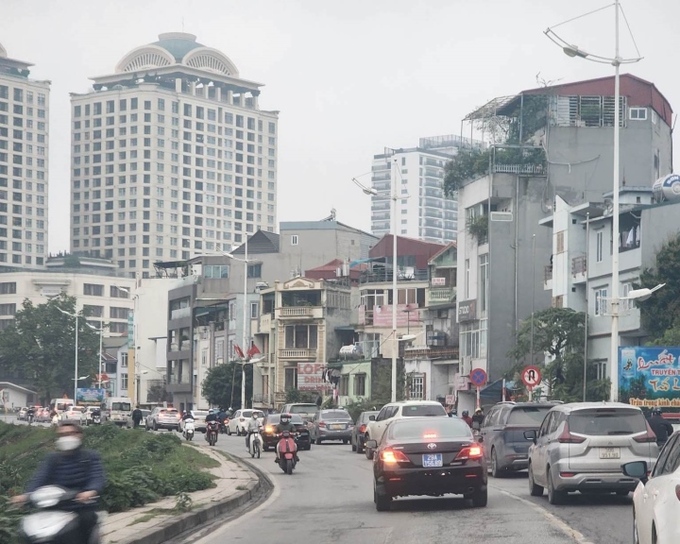 Chiếc xe biển xanh ngang nhiên lấn sang làn ngược chiều mặc dù có vạch kẻ liền