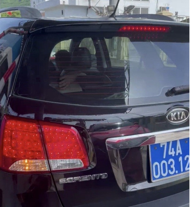 Chiếc xe biển xanh được giải quyết qua trạm sau đó.