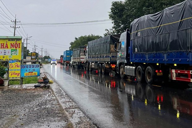 Vụ tai nạn khiến quốc lộ 14 kẹt xe kéo dài.