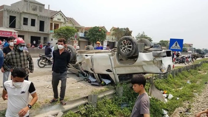 Xe bán tải bị văng ra lật bên Quốc lộ 1A
