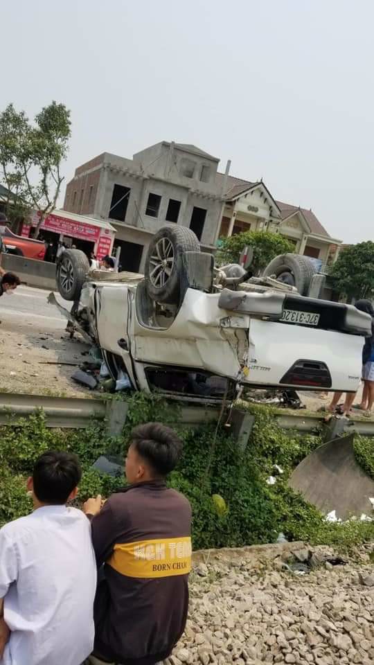 Hiện trường vụ tai nạn chiếc xe bán tải bị hư hỏng nặng