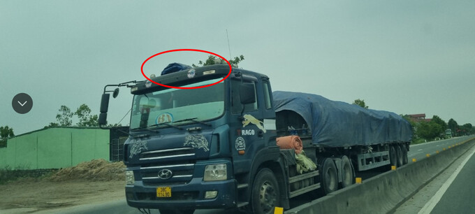 Nhiều xe vận tải mang tên doanh nghiệp Bình Nguyên lắp còi không đúng quy định