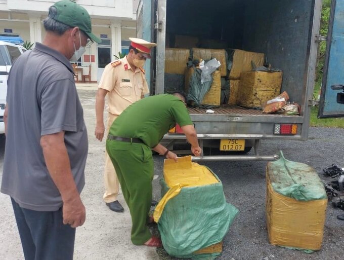 Lực lượng chức năng tiến hành kiểm tra lô hàng không rõ nguồn gốc