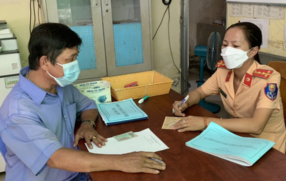 Tài xế L. bị CSGT xử phạt - Ảnh: PC08