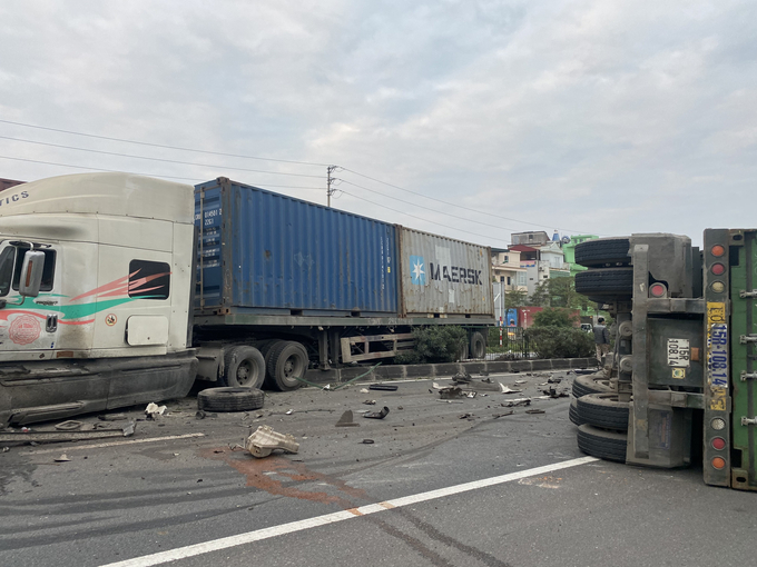 Vụ tai nạn khiến các phương tiện cũng hư hỏng nặng