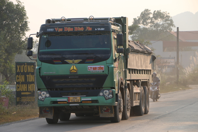 Xe mang logo Nam Cường tự do di chuyển trên đường An Phú.