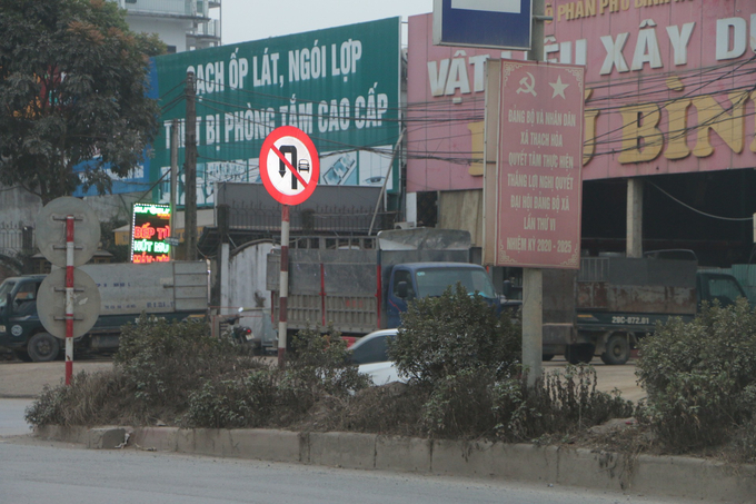 Biển cấm ô tô quay đầu nhưng nhiều lái xe ô tô bất chấp.