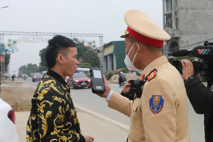 Tổ công tác đo nồng độ cồn một tài xế