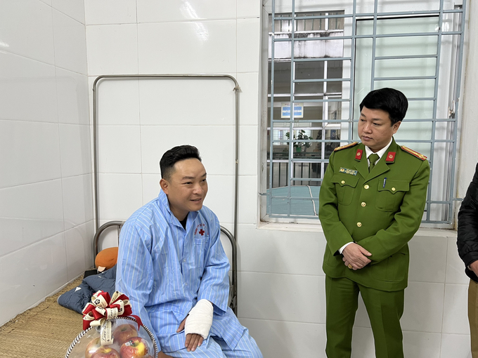 Lãnh đạo Công an TP Hòa Bình động viên Thượng úy Vũ Huy Thành