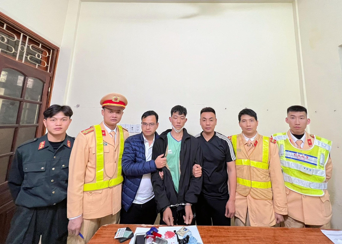Đối tượng Lò Văn Hậu (giữa) bị Đội CSGT đường bộ số 2 bắt giữ.