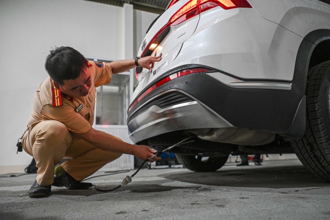 Các cán bộ CSGT được tập huấn từng khâu của quá trình đăng kiểm phương tiện cơ giới đường bộ như kiểm tra nội thất, thiết bị bên trong và ngoài xe.
