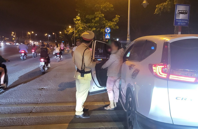 Lực lượng CSGT Công an Tỉnh Thừa Thiên Huế thực hiện kiên quyết với phương châm 'không có vùng cấm, không nghe điện thoại trong quá trình làm nhiệm vụ'