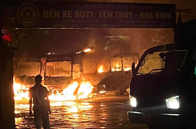 Hai chiếc xe đỗ cạnh nhau chỉ còn lại khung sau đám cháy