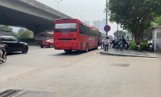 Xe khách Anh Huy thản nhiên dừng đỗ, đón trả khách sai quy định, bất chấp biển báo cấm