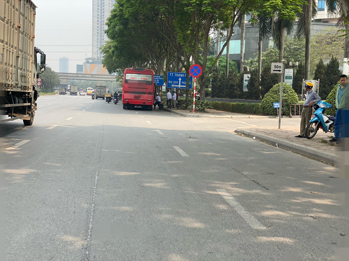 Xe Anh Huy bất chấp biển cấm dừng đỗ, đi vào lan dành cho xe máy, ô tô con để bốc hàng hóa