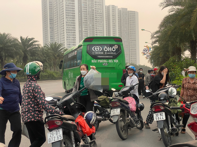 Nháo nhác cảnh xe ôm đuổi theo chèo kéo khách khi xe Ô Hô đón trả không đúng điểm