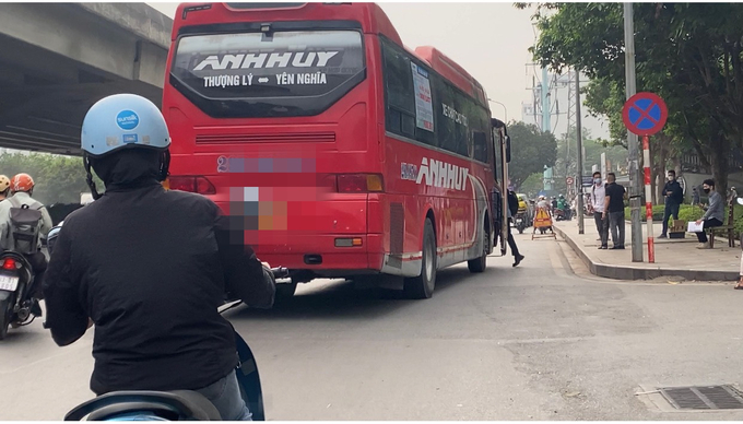 Ngang nhiên tạt đầu xe khác để hành khách lên xe