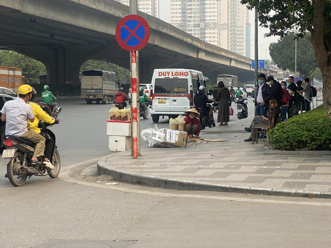 Cảnh hành khách chờ xe, những bưu phẩm vứt bừa bãi trên vỉa hè