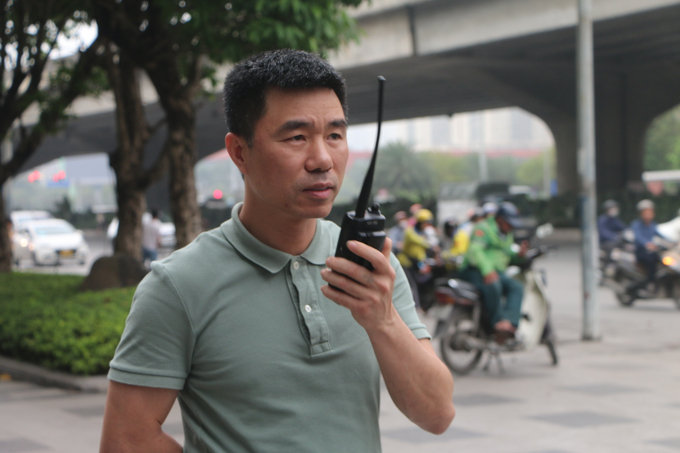 Trung tá Nguyễn Đức Thắng - Đội trưởng Đội CSGT đường bộ số 7 hóa trang xử lý vi phạm