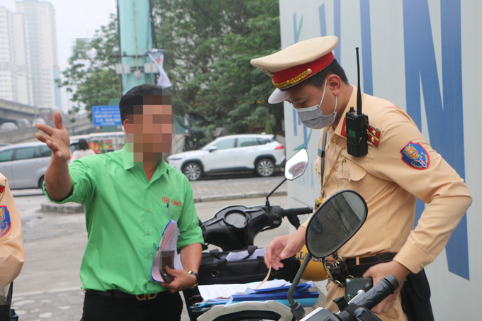 Phụ xe Ô Hô liên tục thanh minh rằng xe không bắt khách, chỉ mở cửa nhận hàng và xin bỏ qua vi phạm