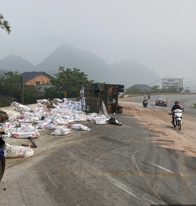 Những bao phân từ rơ móc rơi vãi trên đường. Ảnh:Công Giáp