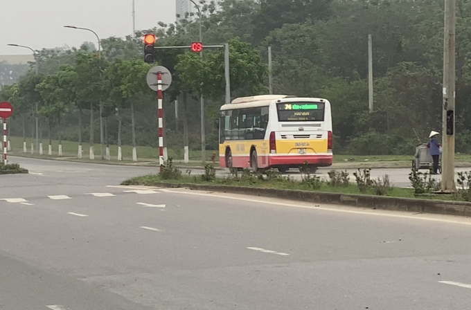 Xe buýt Hải Vân ung dung vượt đèn đỏ