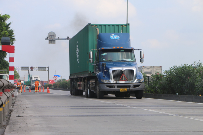 Một xe container lưu thông qua trạm cân